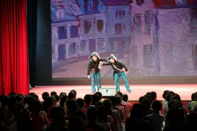 上戏的话剧《悲惨世界》走进民族小学