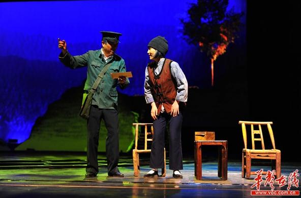 话剧《邮差》跨越70年再现小人物的故事