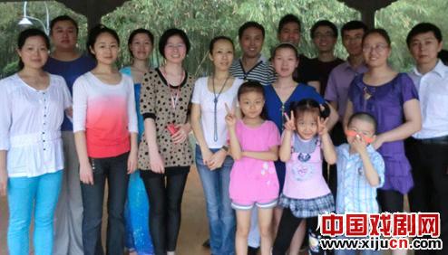 50多名黄梅戏迷放声歌唱黄梅戏