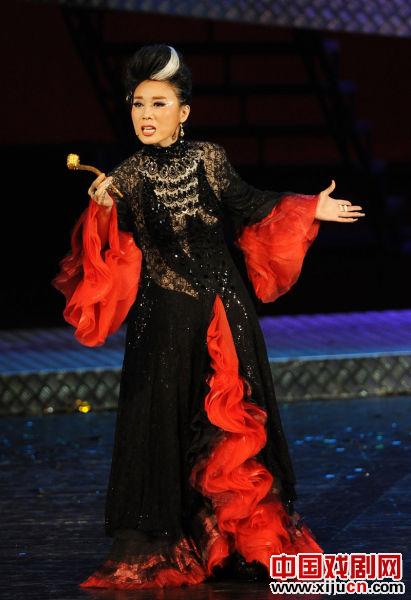 黄梅戏《贵妇还乡》首演获赞