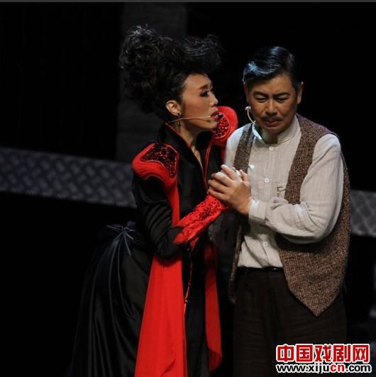 黄梅音乐剧《贵妇还乡》首演