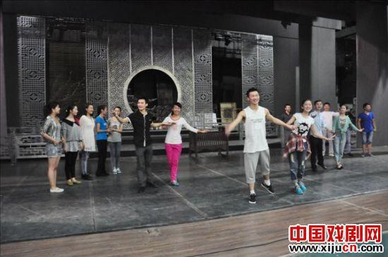 黄梅戏展演周启动仪式紧张排练