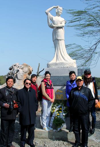 安徽严凤英黄梅戏剧社来宜祭扫严凤英墓