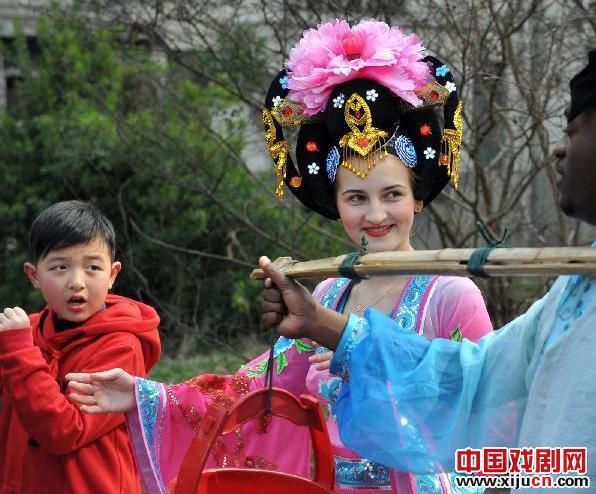 老外学唱黄梅戏迎接世界戏剧日