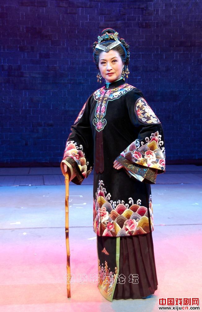 许桂枝在黄梅戏《桐城六尺巷》中饰演姚夫人