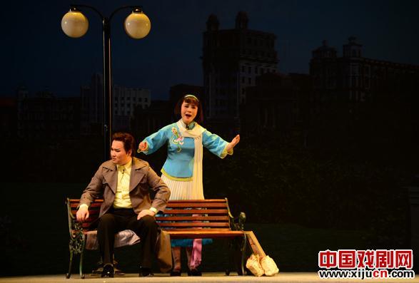 黄梅戏舞台剧《风尘女画家》