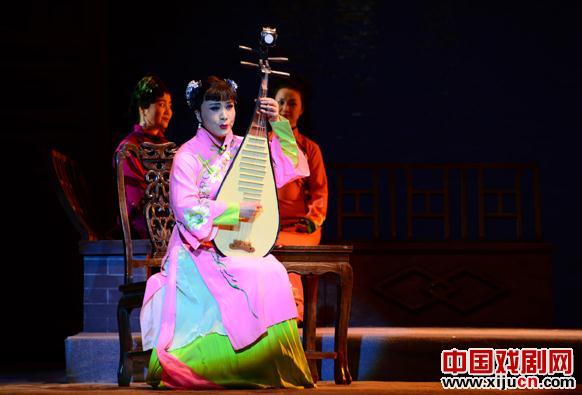 黄梅戏舞台剧《风尘女画家》