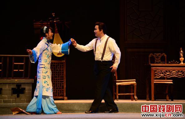 黄梅戏舞台剧《风尘女画家》