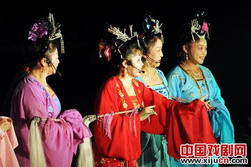 黄梅戏《天仙配》亮相翠庭园社区