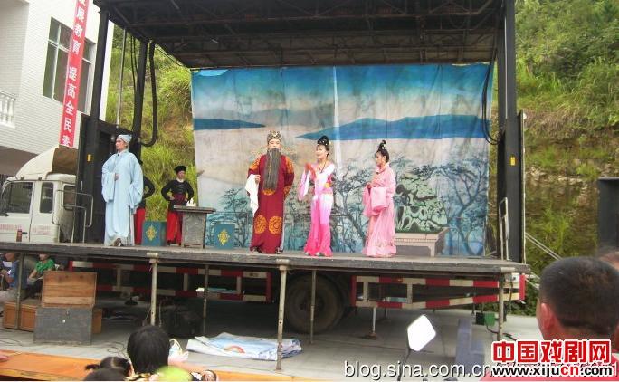 蕲春黄梅戏剧团新生代演员在演出《红丝错》