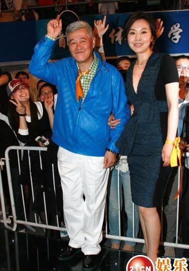 赵本山、闫妮出席北京大学生电影节闭幕式暨颁奖典礼