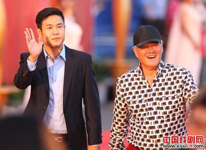 赵本山、小沈阳亮相长春电影节粉丝挤破围栏