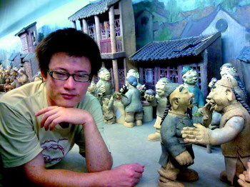 聋哑小伙黄永创作&ldquo;二人转&rdquo;陶艺作品