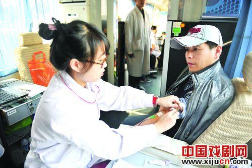 著名二人转演员郭旺献血献爱心