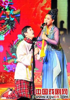 成龙赞二人转是世界宝物，赵忠祥向小沈阳要签名