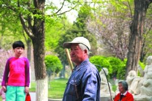 &ldquo;赵本山&rdquo;龙潭湖公园当保洁员