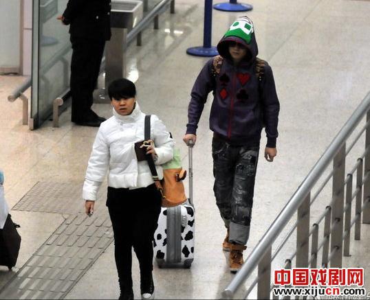 小沈阳浦东机场垃圾桶旁过烟隐