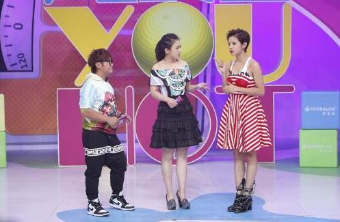 赵本山女儿妞妞钢管舞秀完美身材自爆从小高低肩