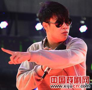 &ldquo;温柔&rdquo;小沈阳逗乐众美女