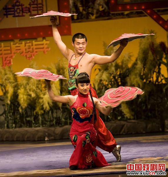 赵本山家乡艺术团二人转演出精彩乐翻天