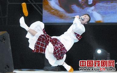 小沈阳武汉演出甩出拖鞋