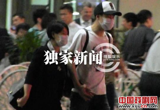 小沈阳夫妇回京与众师兄弟会餐