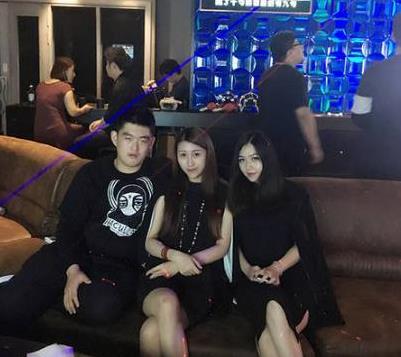 赵本山儿子赵一楠(牛牛)与女子亲密庆生