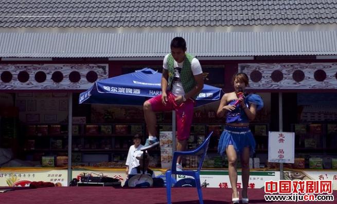 在纠结中挣扎的东北二人转