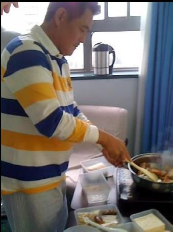 赵本山亲自下厨款待王家卫