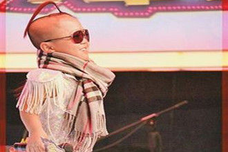 袖珍人二人转演员：李丛志