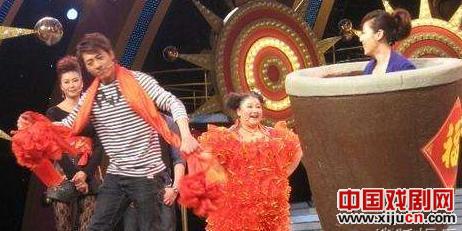 吕颂贤、安又琪表演二人转&ldquo;调情&rdquo;