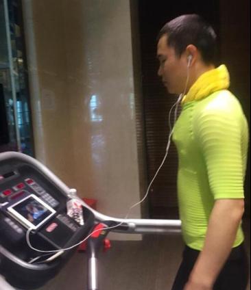 小沈阳健身老婆沈春阳贴心陪伴