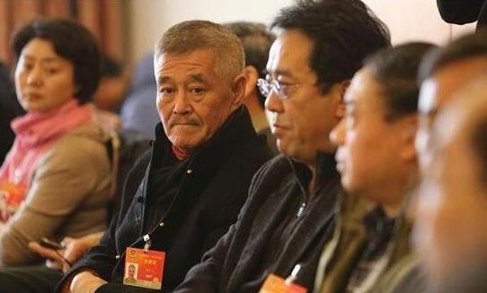 赵本山两会自我批评 有点飘忽离地