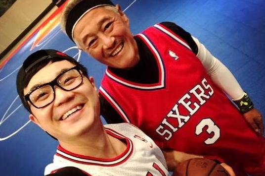 赵本山与爱徒大鹏打篮球 笑容灿烂气色好