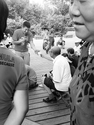 公园里二人转演员跪地求赏