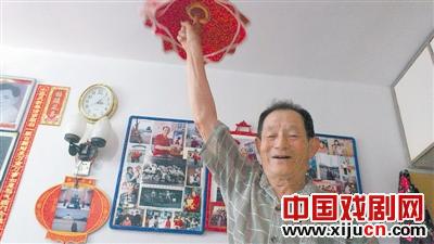 82岁老人传承绿色二人转