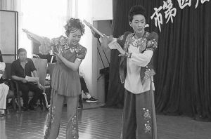 二人转《小村新风》唱响正气之歌