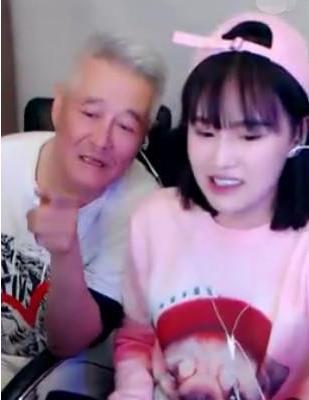 赵本山和女儿赵一涵玩直播
