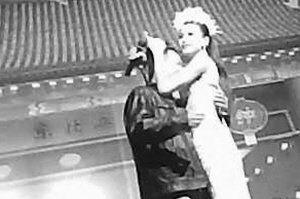 二人转表演涉黄 观众席未成年人多