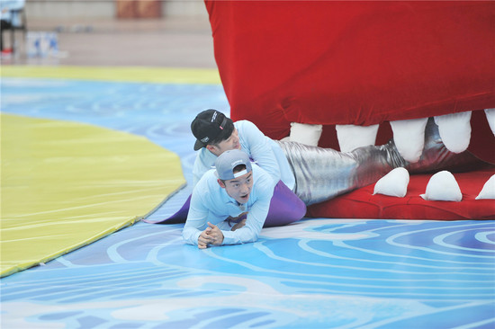 《奔跑吧兄弟》鹿晗秒变&ldquo;咖妃&rdquo;受宠 宋小宝&ldquo;满腹经纶&rdquo;频送分