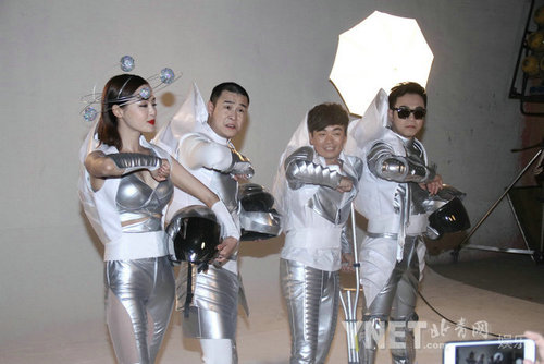 小沈阳、王宝强拄拐搭嫩模为电影《不可思议》拍花絮