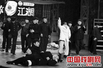 13个&ldquo;赵本山&rdquo;齐跳广场舞看晕宋丹丹