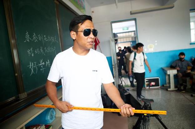 宋小宝为感恩老师重回母校