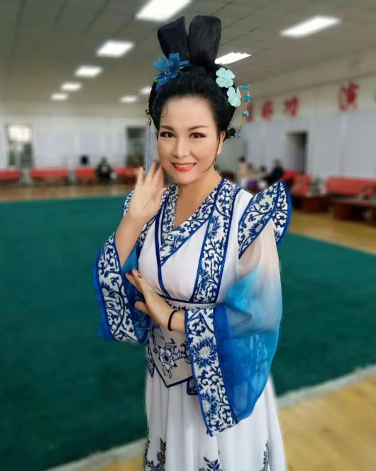 著名二人转表演艺术家唐子淇