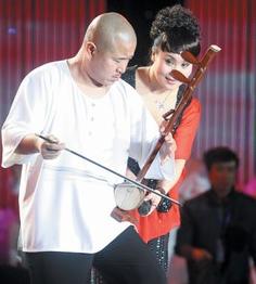 王小利、李琳两口子公安局义演庆&ldquo;三八&rdquo;