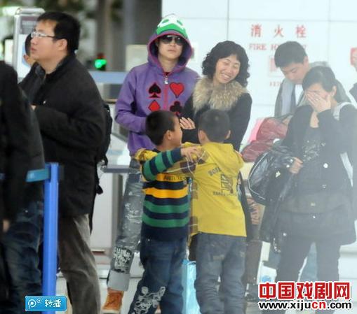 小沈阳花帽衫潮装现身机场