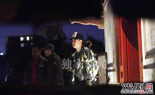 小沈阳潮男打扮深夜现身高级会所