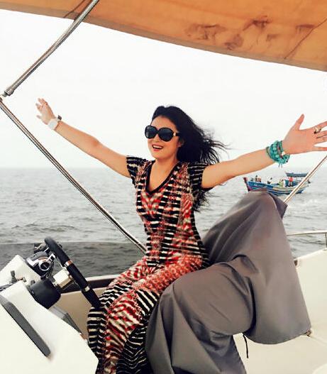 于月仙戴墨镜潇洒出海 湖蓝色手串抢镜