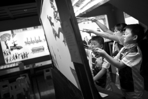 袖珍皮影人陶鹏运河庙会演出皮影