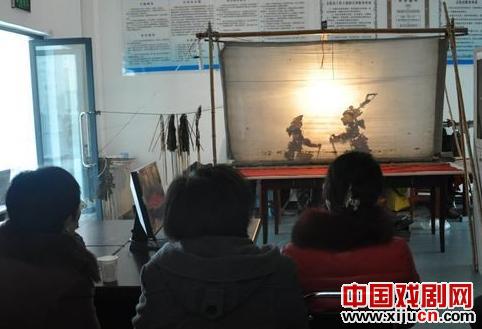 民间皮影表演走进社区